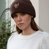 BEANIE MIT LEOHERZCHEN „NIA“