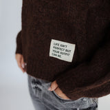 FLUFFY STRICKPULLI MIT STATEMENT-LABEL