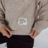 FLUFFY STRICKPULLI MIT STATEMENT-LABEL
