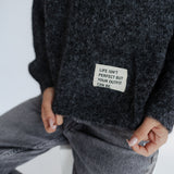 FLUFFY STRICKPULLI MIT STATEMENT-LABEL
