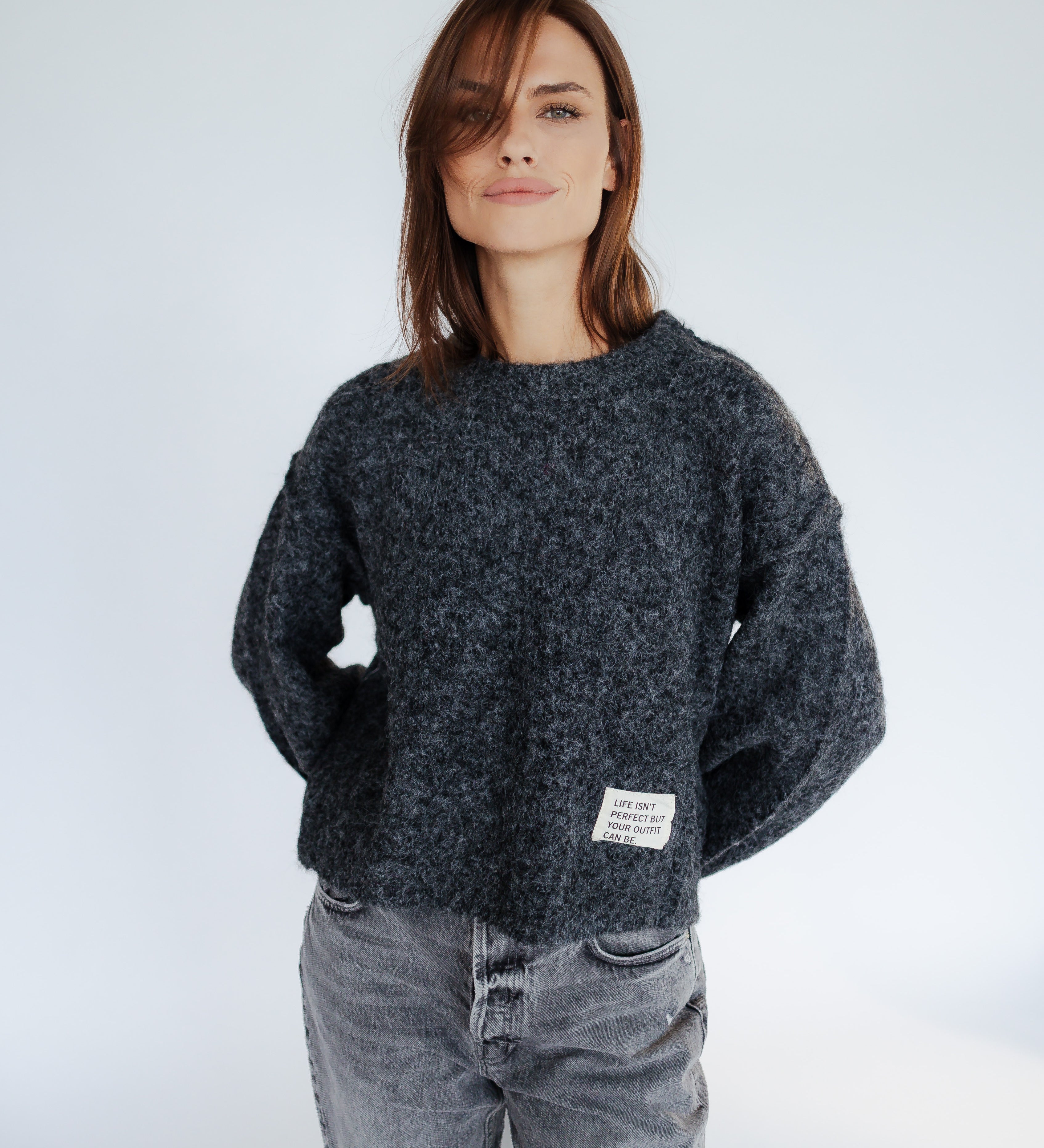 FLUFFY STRICKPULLI MIT STATEMENT-LABEL