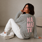 GESTREIFTER LONGSWEATER „NAMASTE“