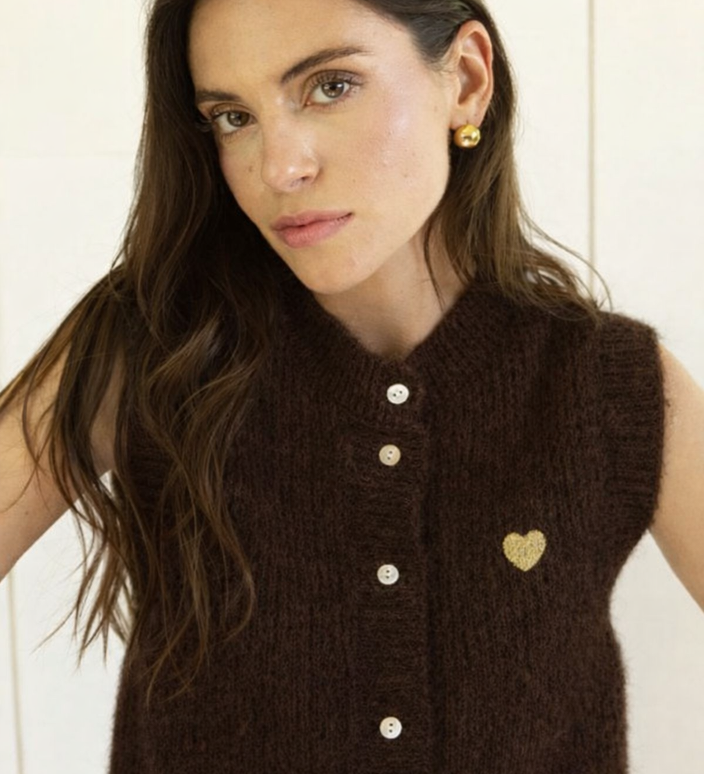 ÄRMELLOSE STRICKWESTE MIT HERZCHEN