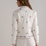 KURZE JEANSJACKE IN WEISS MIT BLUMENSTICK