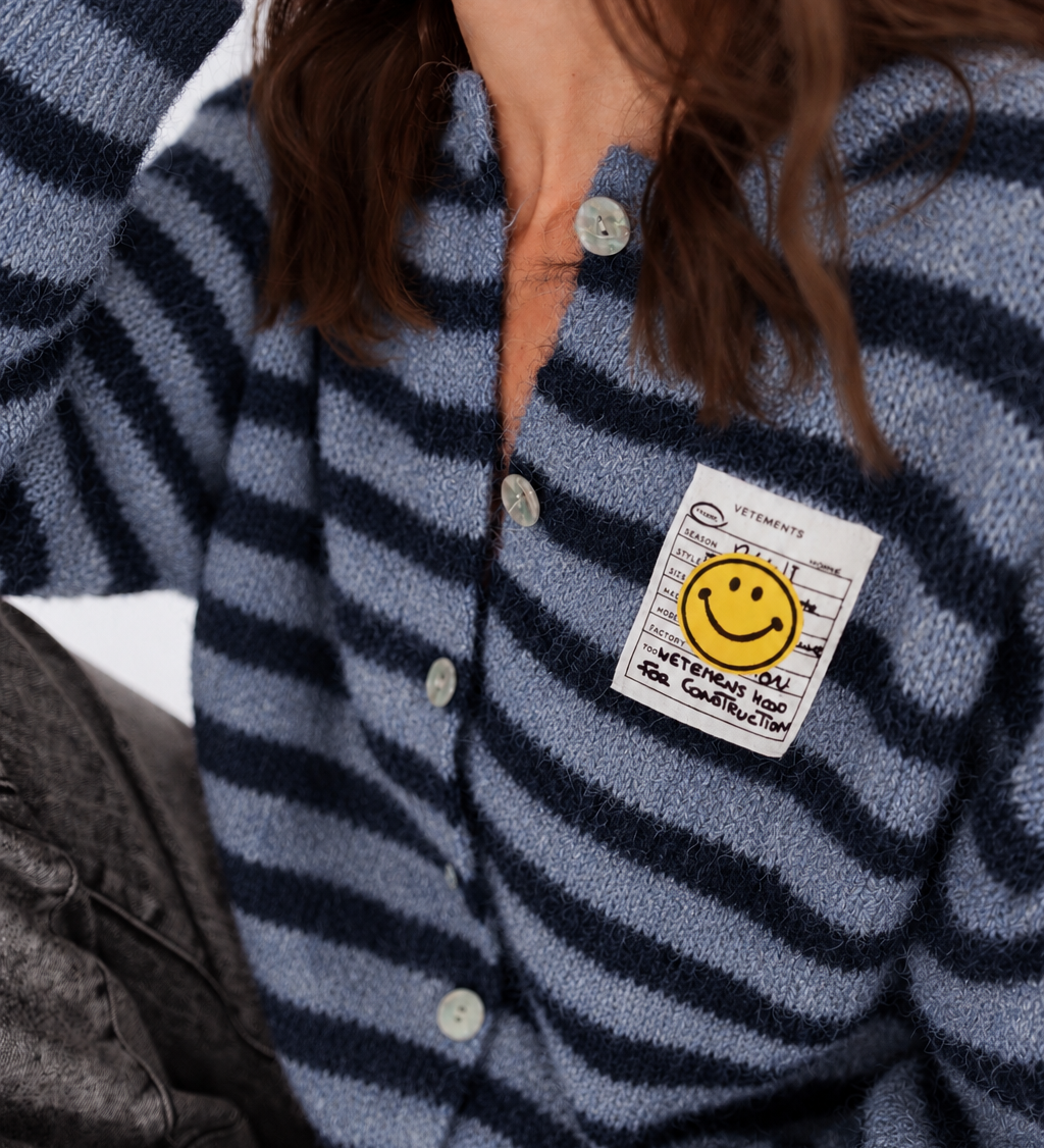 GESTREIFTER CARDIGAN "SMILEY"