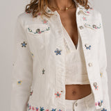 KURZE JEANSJACKE IN WEISS MIT BLUMENSTICK