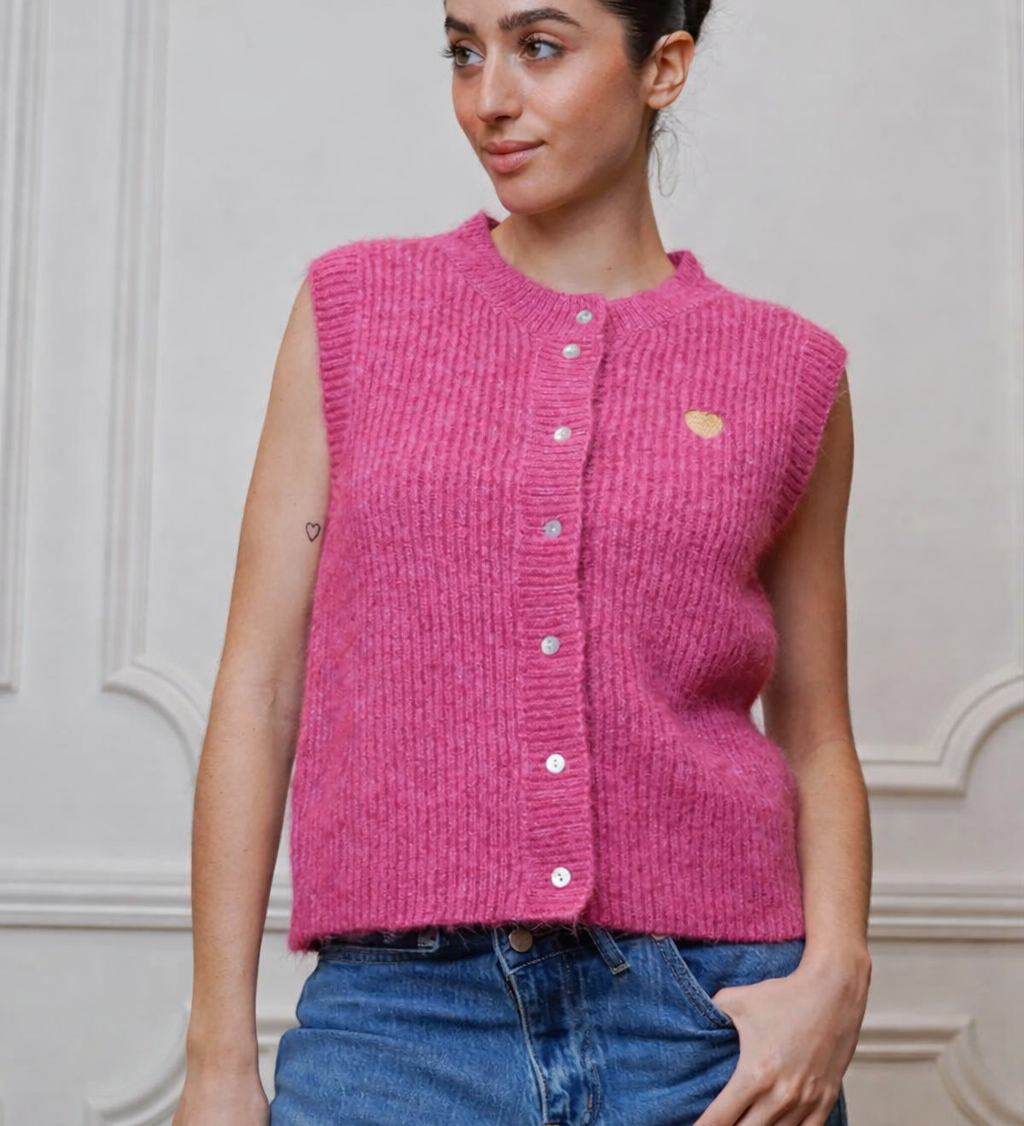 ÄRMELLOSE STRICKWESTE MIT HERZCHEN