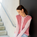 ÄRMELLOSE, GESTREIFTE STRICKWESTE IN ROSA/ROT