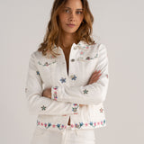 KURZE JEANSJACKE IN WEISS MIT BLUMENSTICK