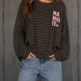 GESTREIFTER LONGSWEATER „NAMASTE“