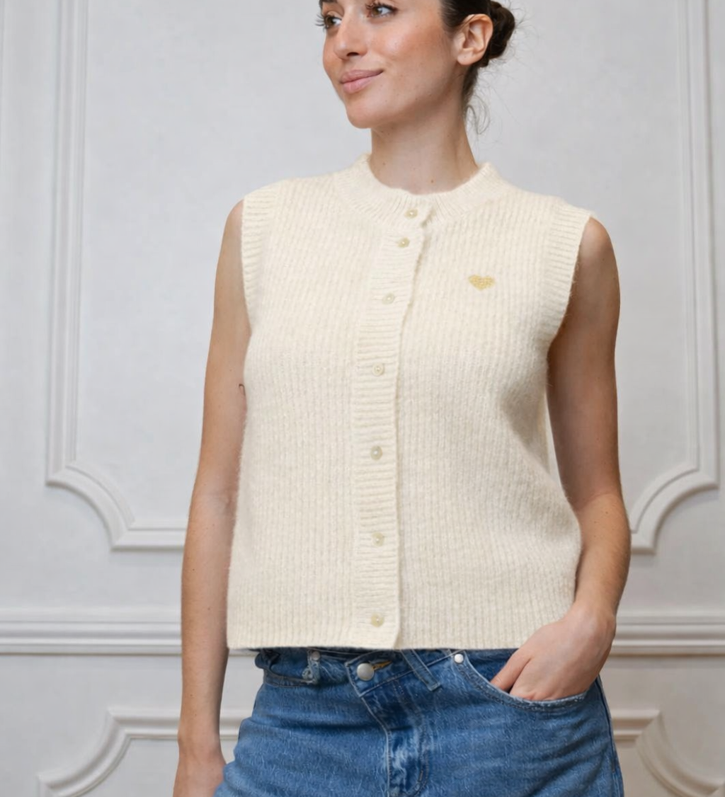 ÄRMELLOSE STRICKWESTE MIT HERZCHEN