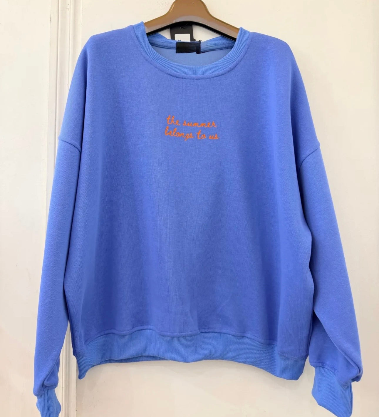 AZURBLAUES SWEATSHIRT „THE SUMMER BELONGS TO US"