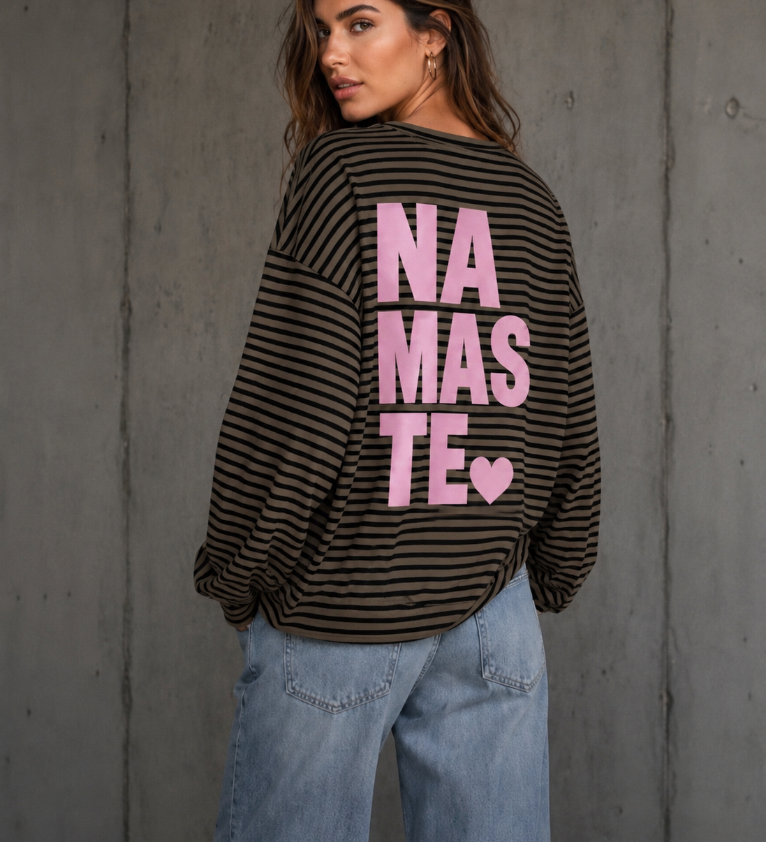 GESTREIFTER LONGSWEATER „NAMASTE“