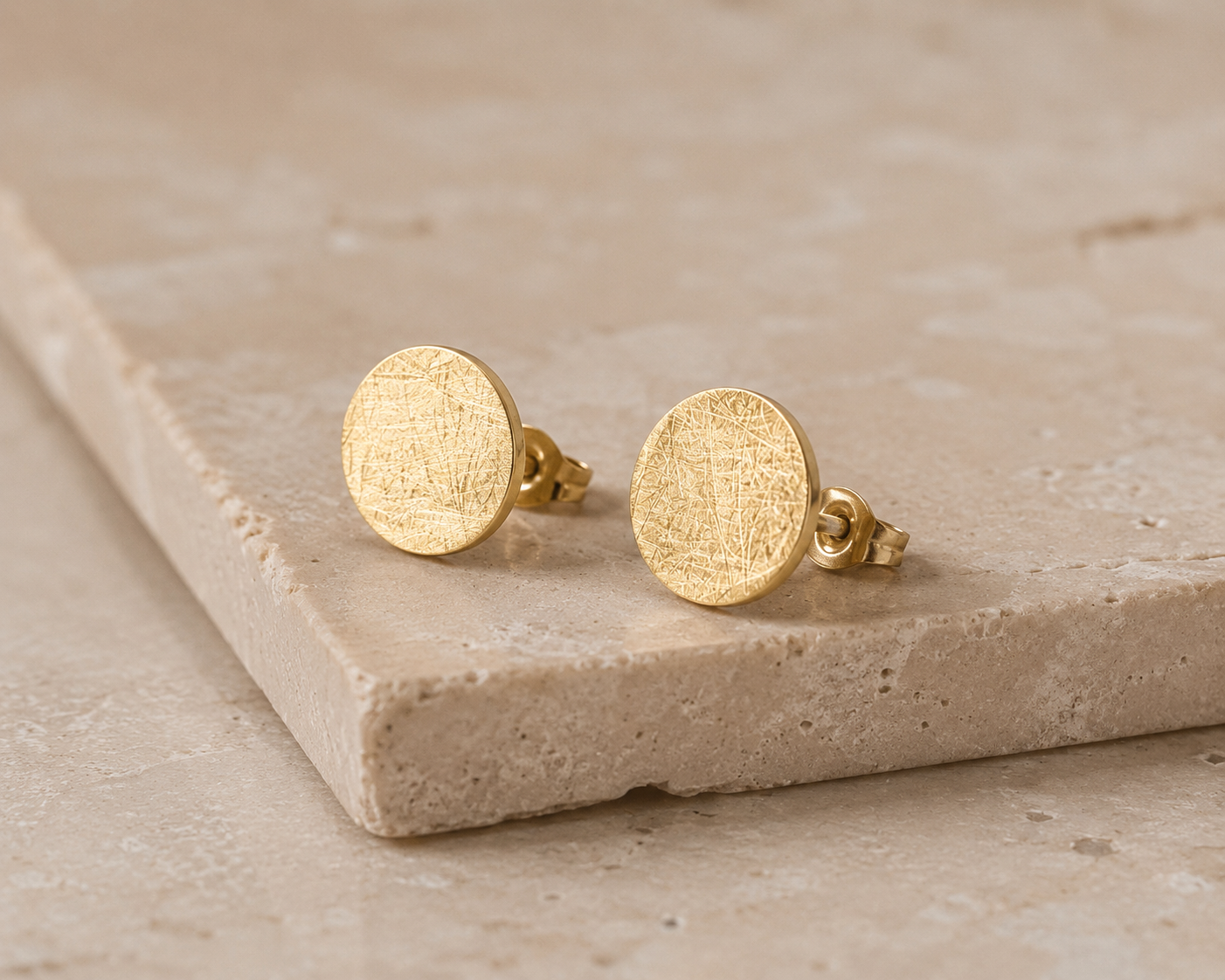 GOLDENE OHRSTECKER - CLEAN UND MODERN