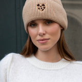 BEANIE MIT LEOHERZCHEN „NIA“