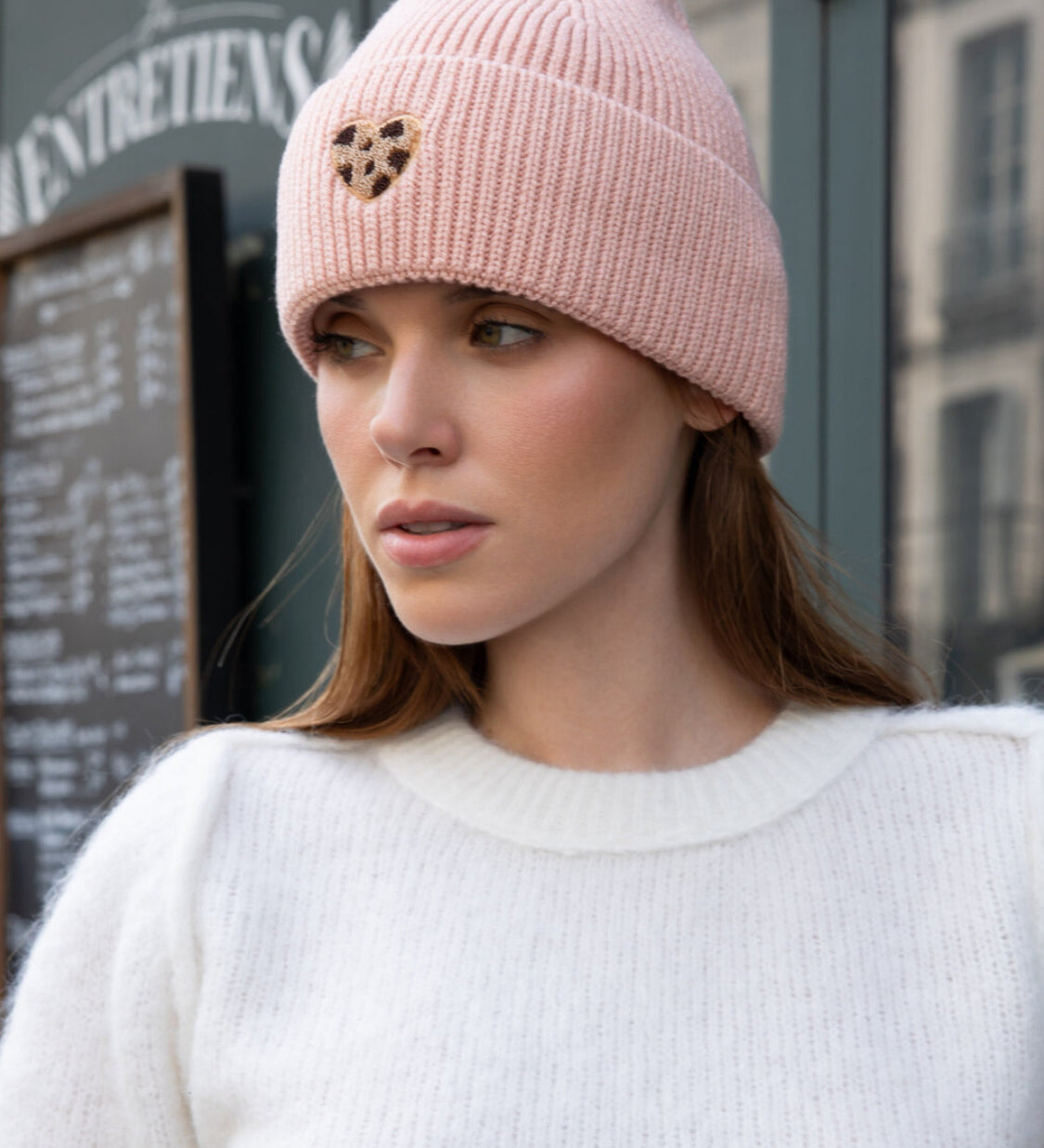 BEANIE MIT LEOHERZCHEN „NIA“