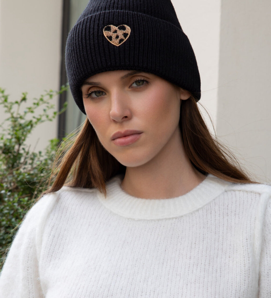 BEANIE MIT LEOHERZCHEN „NIA“