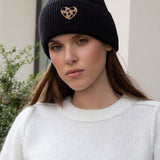 BEANIE MIT LEOHERZCHEN „NIA“