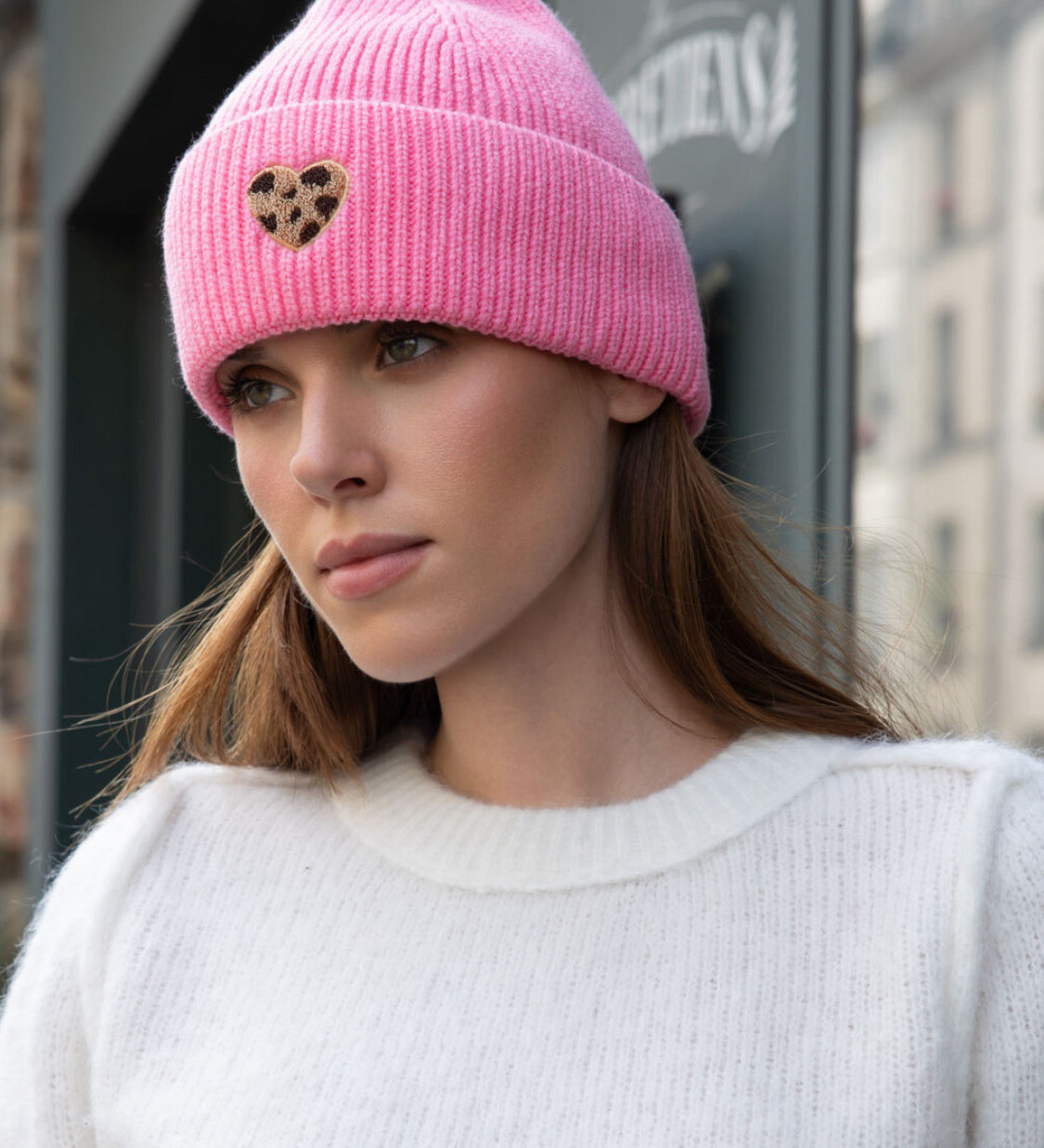BEANIE MIT LEOHERZCHEN „NIA“