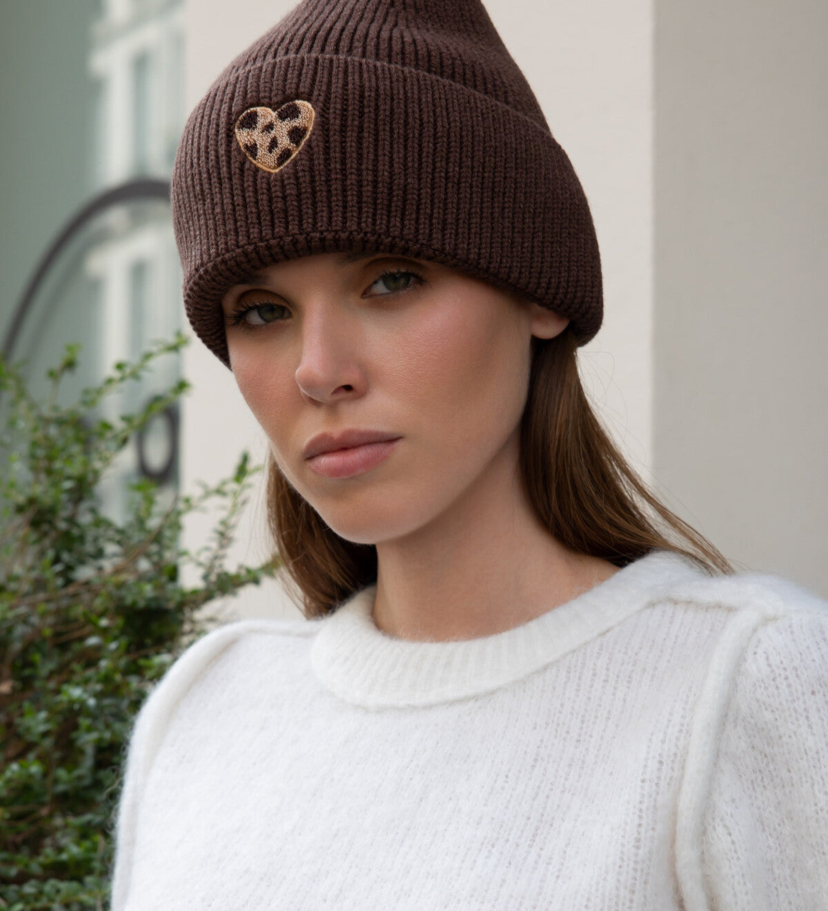 BEANIE MIT LEOHERZCHEN „NIA“