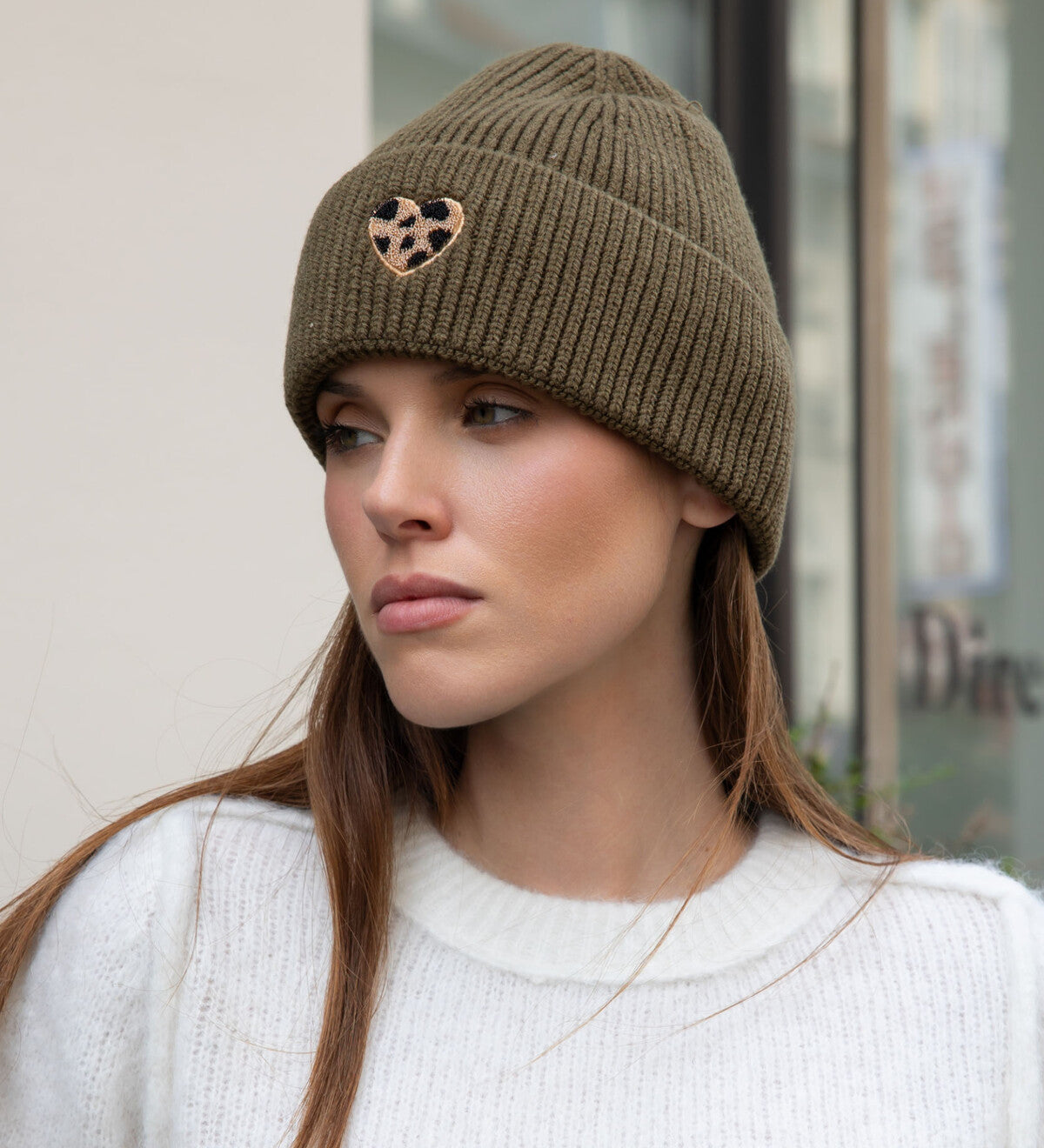 BEANIE MIT LEOHERZCHEN „NIA“