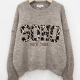 STRICKPULLI "SOHO" MIT LEO-SCHRIFTZUG