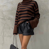 ROLLKRAGEN PULLOVER IN SCHOKOBRAUN / SCHWARZ GESTREIFT