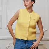 ÄRMELLOSE STRICKWESTE MIT HERZCHEN