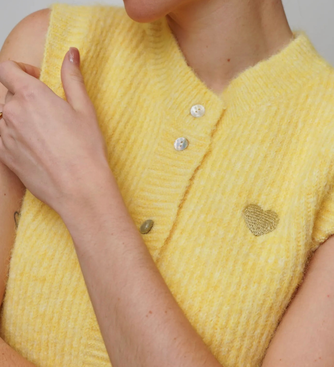 ÄRMELLOSE STRICKWESTE MIT HERZCHEN