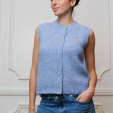 ÄRMELLOSE STRICKWESTE MIT HERZCHEN