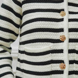 GESTREIFTE STRICKJACKE MIT GOLDKNÖPFEN „CELINE"