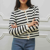GESTREIFTE STRICKJACKE MIT GOLDKNÖPFEN „CELINE"