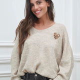 BEIGER PULLOVER MIT V-AUSSCHNITT „HERZ LEO"