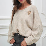 BEIGER PULLOVER MIT V-AUSSCHNITT „HERZ LEO"