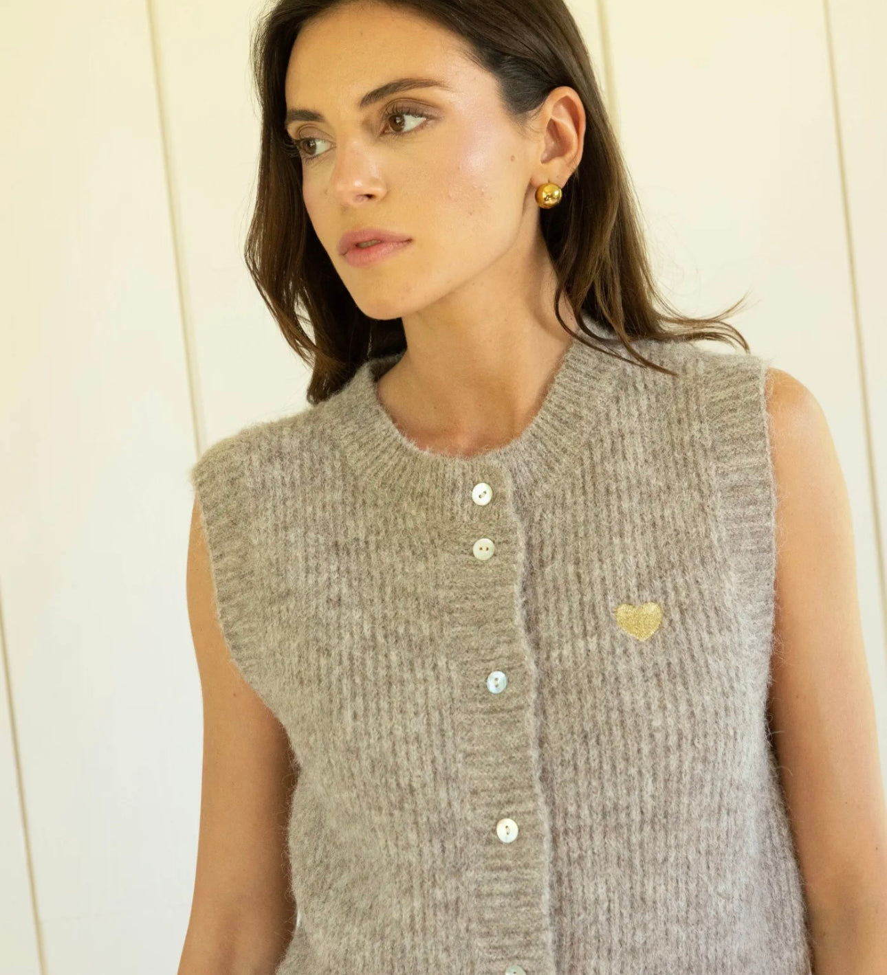 ÄRMELLOSE STRICKWESTE MIT HERZCHEN