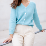 STRICKJACKE MIT V-AUSSCHNITT "HELLBLAU"