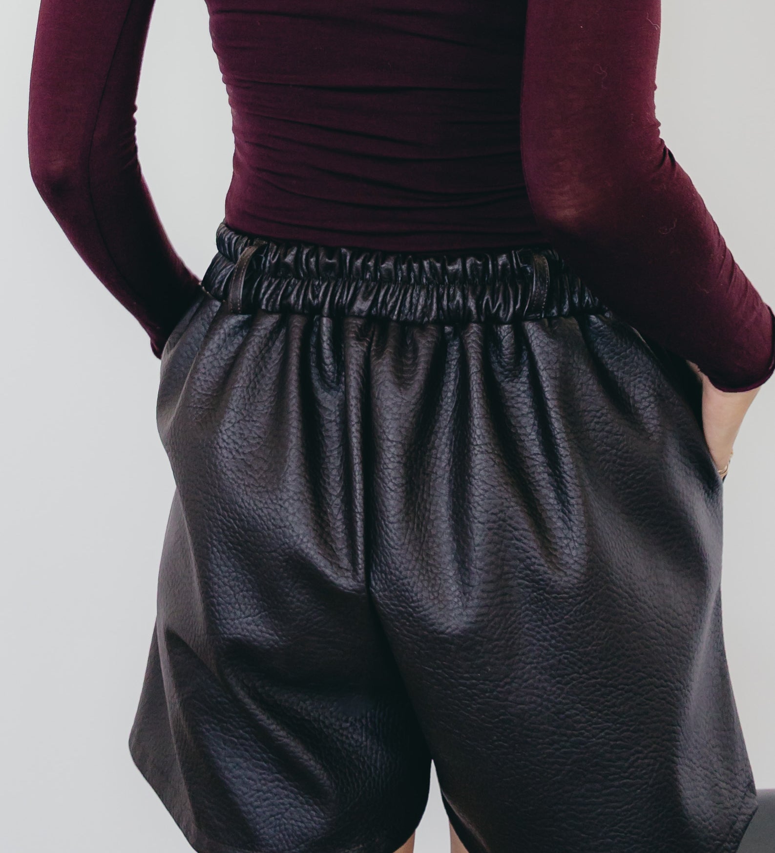 FAUX LEATHER SHORTS IN SCHOKOBRAUN