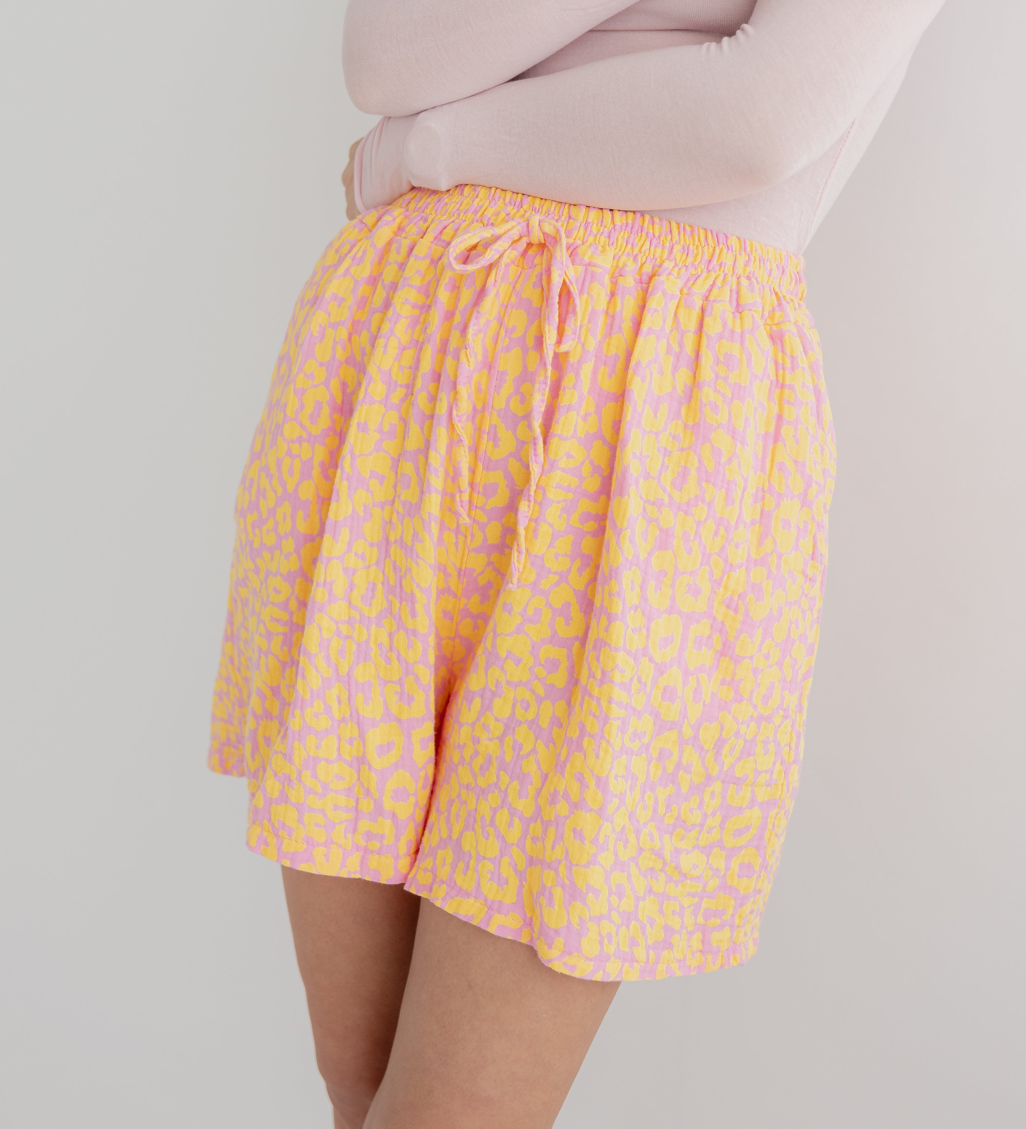 KURZE MUSSELIN LEO SHORTS „COLOURFUL LEO“