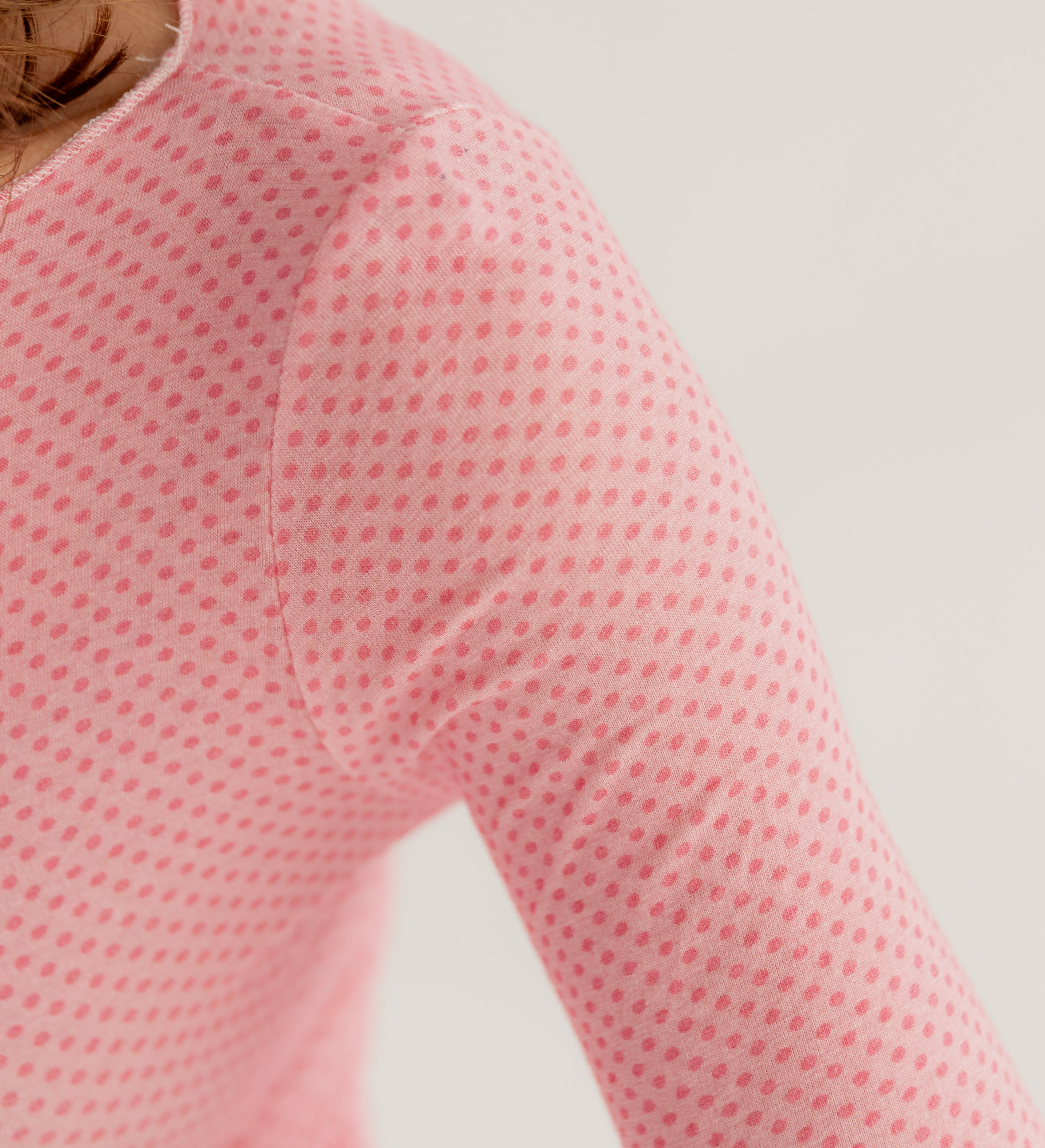 MESH-LONGSLEEVE MIT KLEINEN PÜNKTCHEN