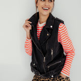 ÄRMELLOSE JEANSJACKE IN SCHWARZ