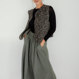 MUSSELIN-WESTE MIT LEOPRINT IN KHAKI