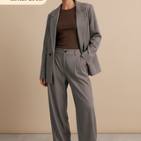 Anzughose mit Nadelstreifen kombiniert mit geripptem Mesh-Longsleeve und Butterstoff Blazer Zoe