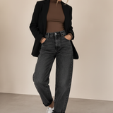 Model im Kombi-Look mit Mom Jeans, Longsleeve und Blazer