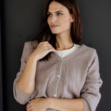 STRICKJACKE MIT V-AUSSCHNITT "AUTUMN VIBES"