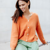 STRICKJACKE MIT V-AUSSCHNITT "AUTUMN VIBES"