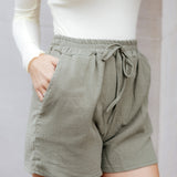 KURZE EINFARBIGE MUSSELIN SHORTS